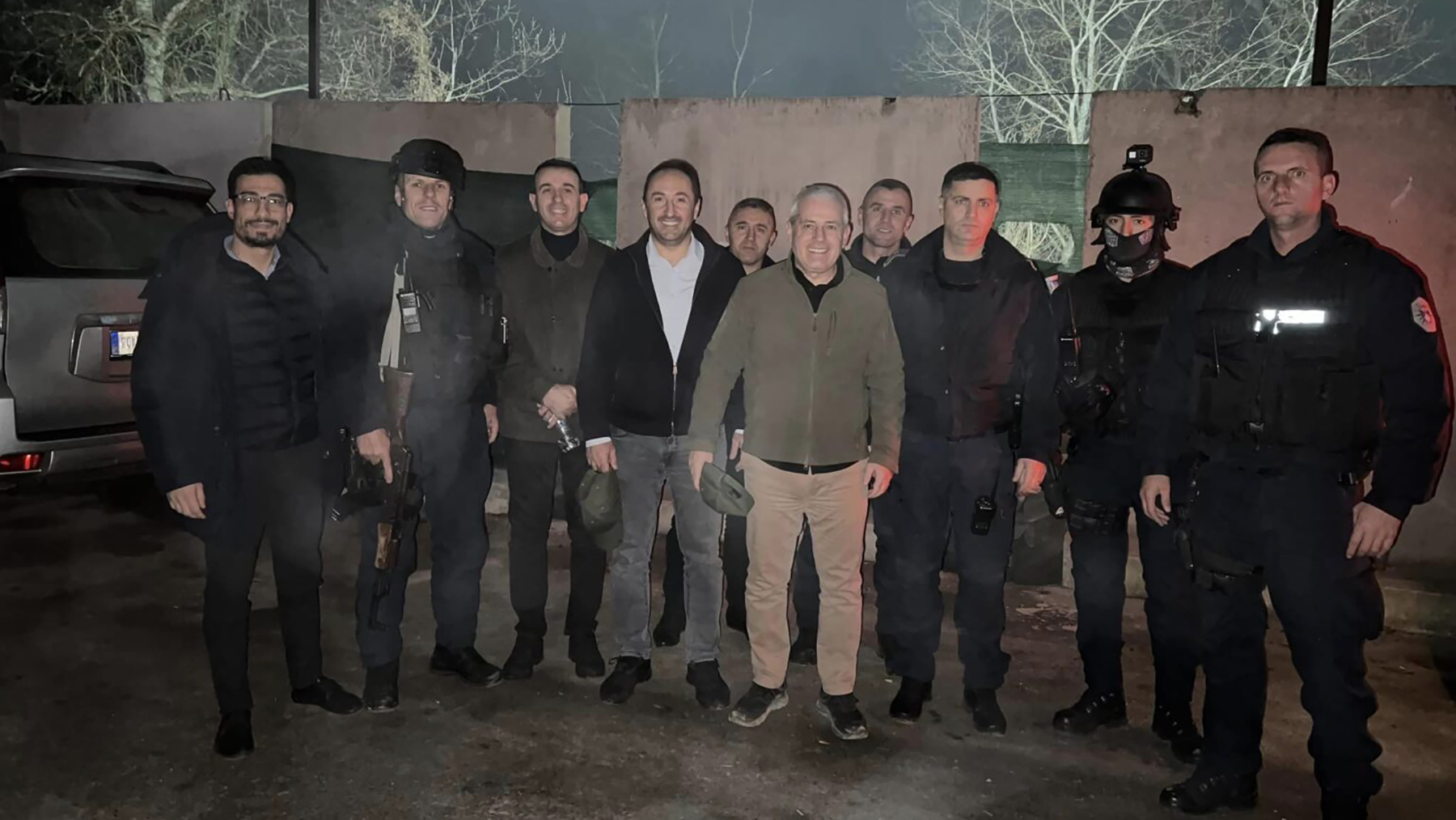 Kosovski ministar unutrašnjih poslova, zajedno sa ministrom infrastrukture, dočekao je Novu godinu na Severu Kosova, tj. na policijskom punktu. Dželjalj Svećlja,  Ljiburn Aljiu