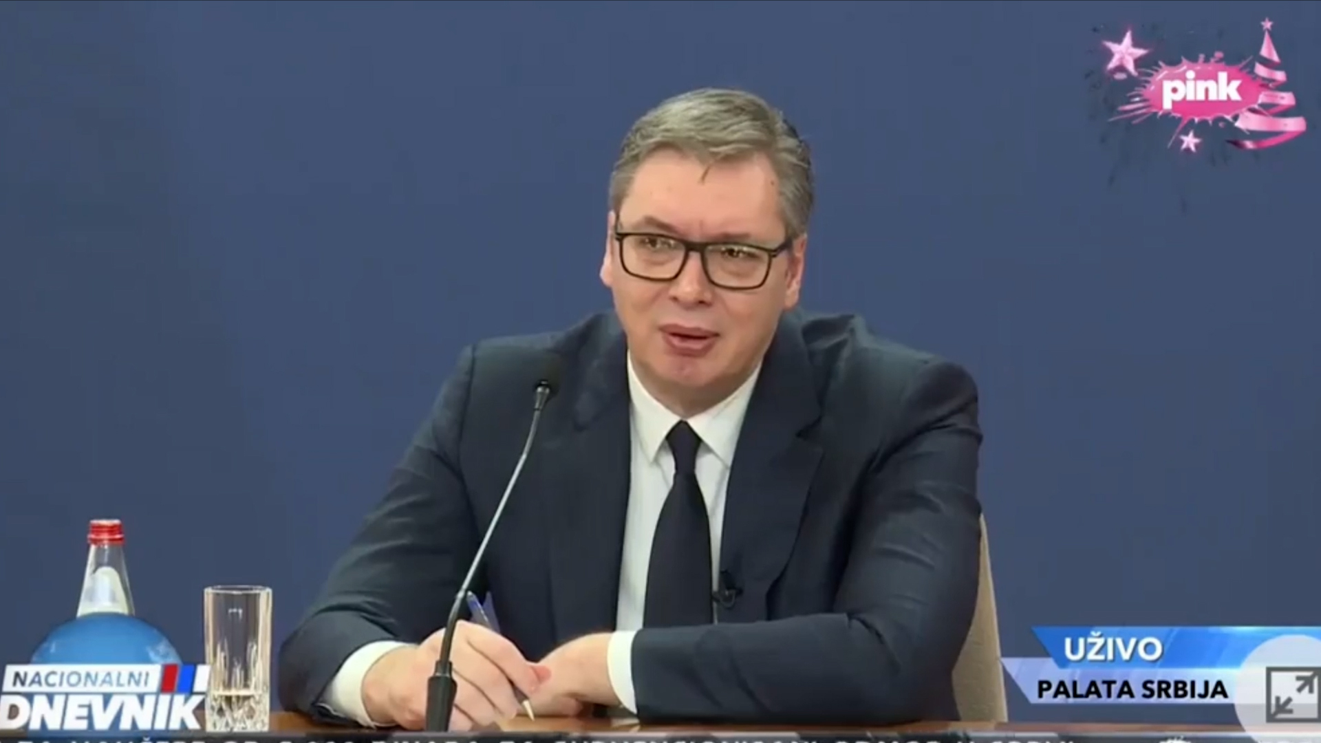 Dok je novinarka N1 postavljala pitanja Vučiću, TV Pink zumirala njen telefon