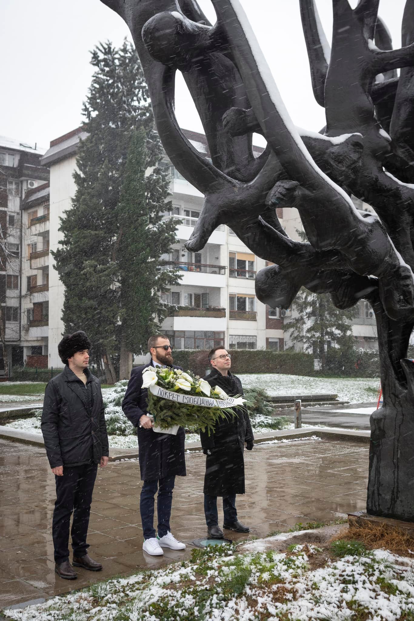 Narodni poslanik Natan Albahari i gradski odbornik Vladimir Pajić su danas položili venac kod Spomenika žrtvama nacističkog genocida na 25. maju a povodom Dana sećanja na žrtve Holokausta.