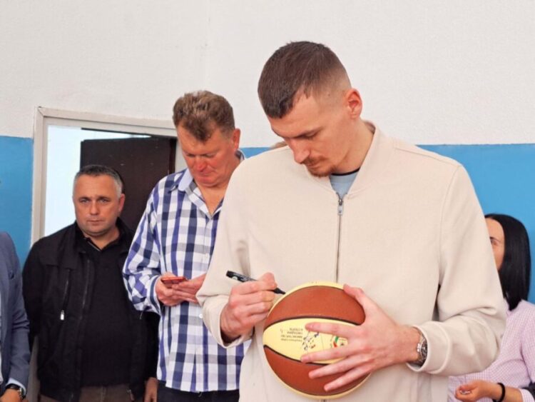 1697816647-1697813229-1697808975-potpisivanje-autograma-900x675-750x563.jpg