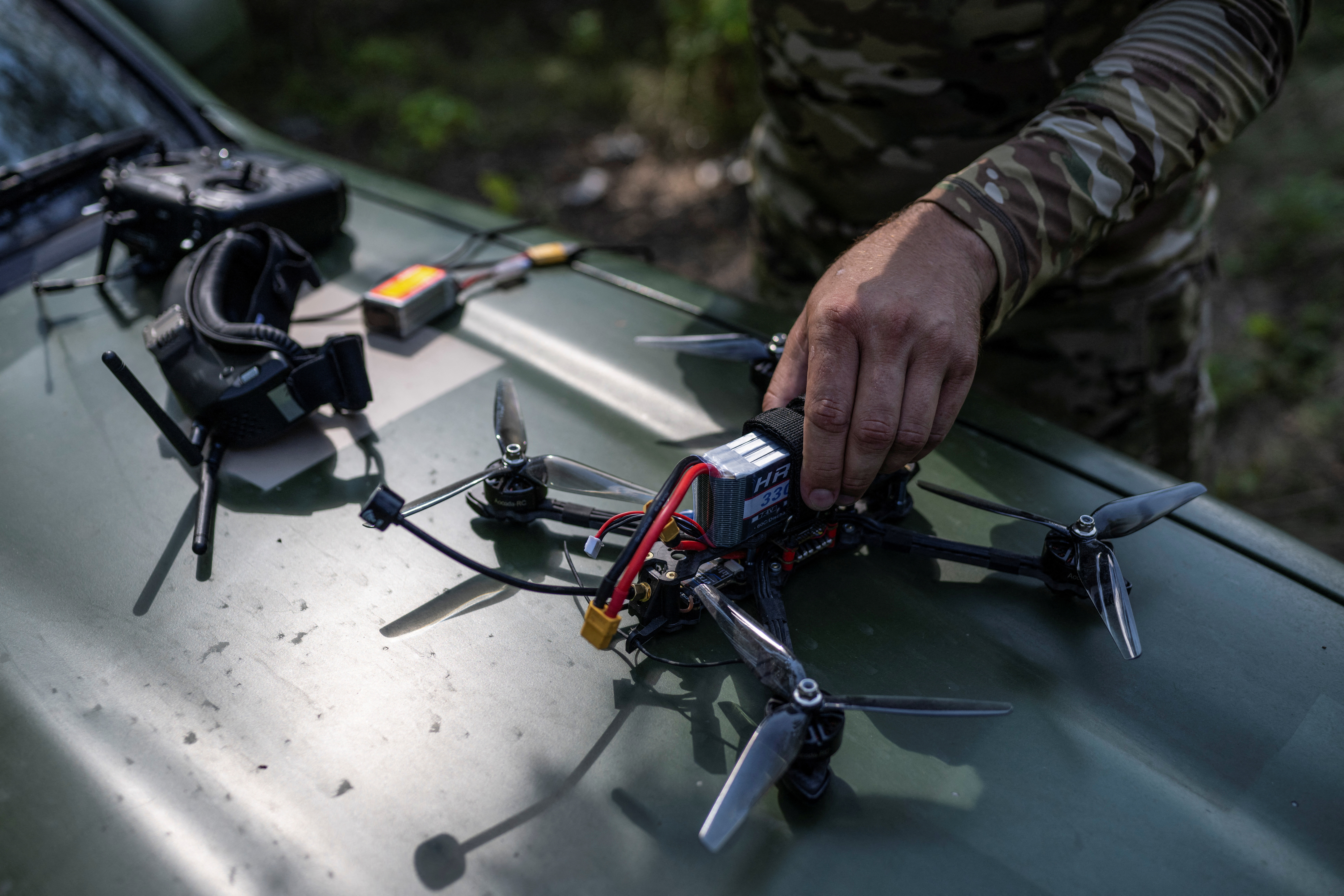 A Ukrainian serviceman sets up a FPV drone during a training, amid Russia's attack on Ukraine, in Zaporizhzhia region, Ukraine August 17, 2023. REUTERS/Viacheslav Ratynskyi