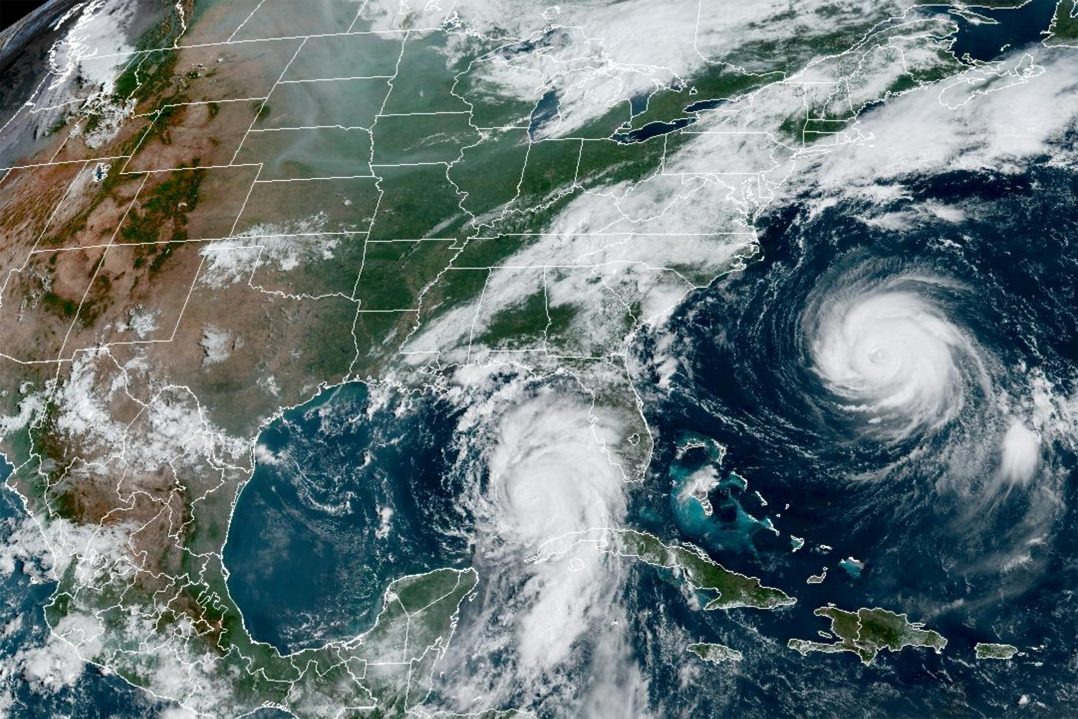 Pripreme za uragan Florida, Hurricane Idelia makes its way to Florida's west coast as Hurricane Franklin approaches near Bermuda