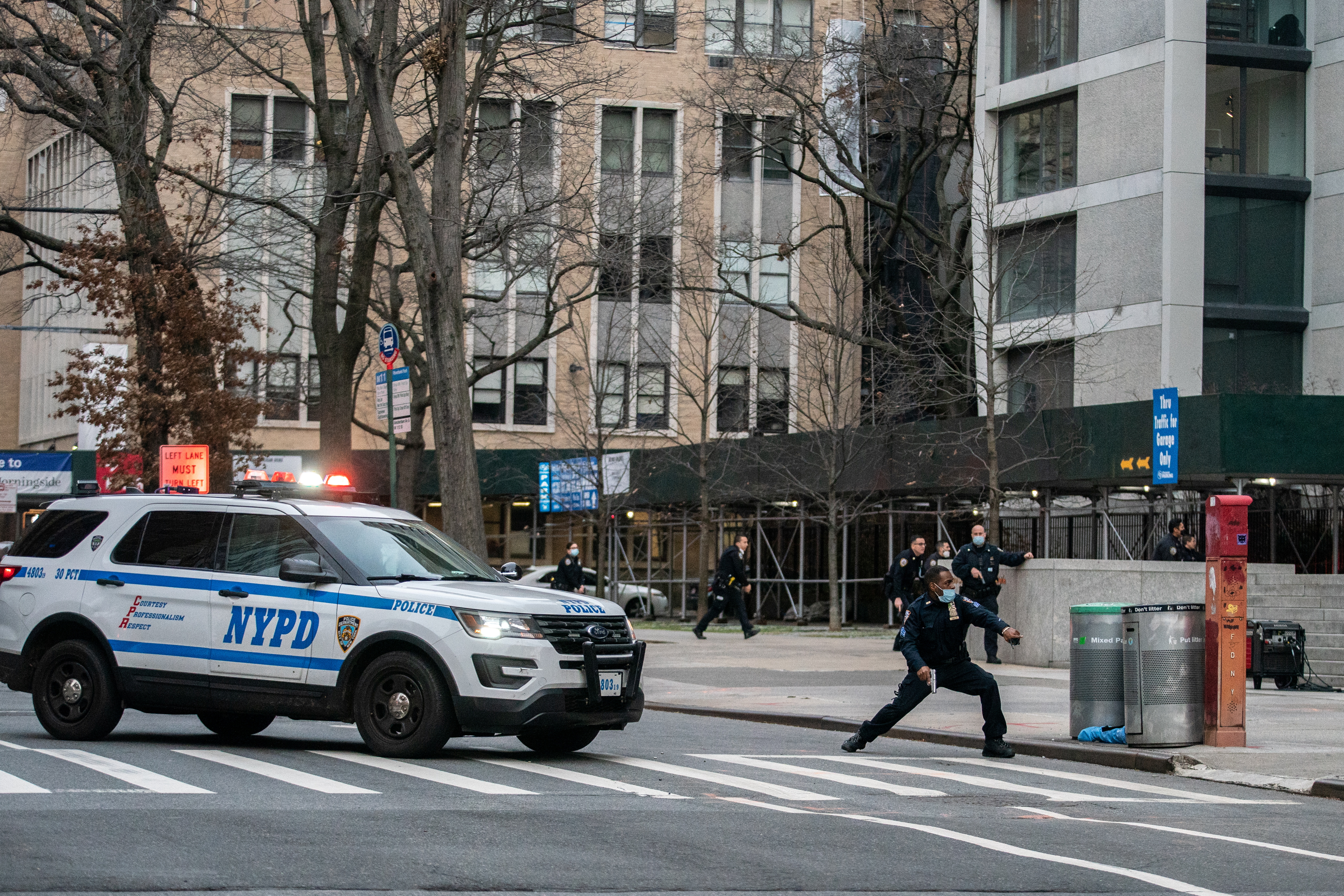 Njujork, pucnjava, crkva, katedrala
Police officers and a NYPD vehicle arrive after a man opened fire outside the Cathedral Church of St. John the Divine in the Manhattan borough of New York City, New York, U.S., December 13, 2020  REUTERS/Jeenah Moon