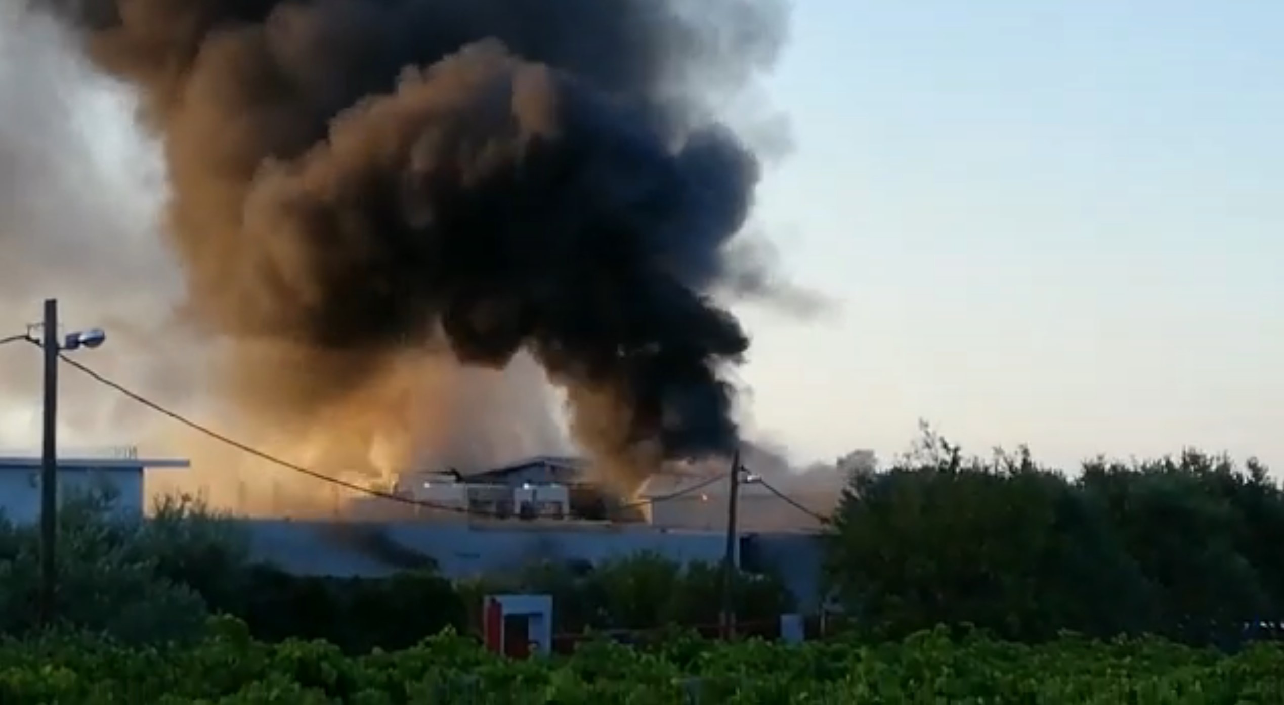 Požar, gori fabrika, požar u Rudinama Foto: Printscreen/YouTube/Dalmacija Danas
