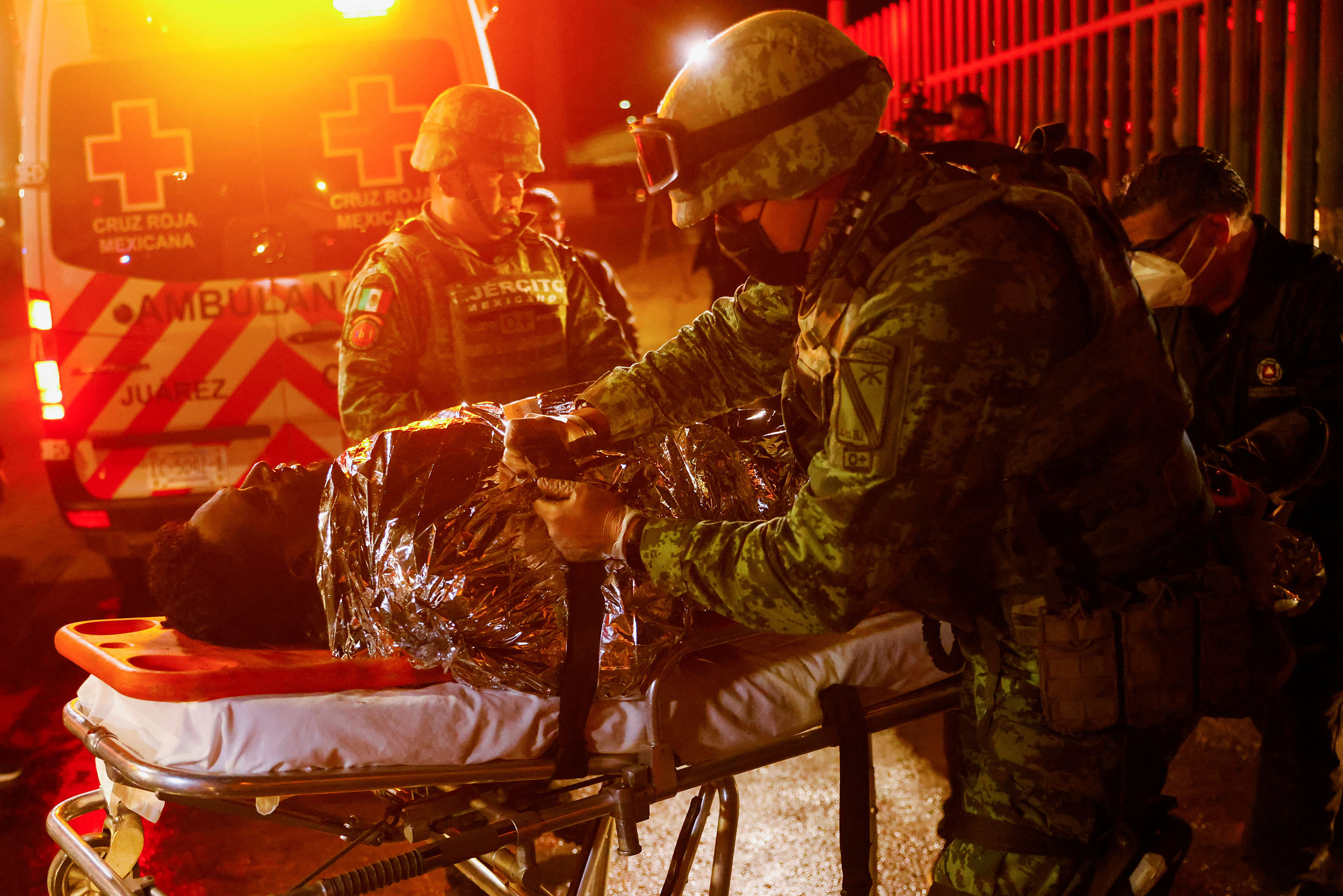Mexican authorities and firefighters remove injured migrants, mostly Venezuelans, from inside the National Migration Institute (INM) building during a fire, in Ciudad Juarez, Mexico March 27, 2023. REUTERS/Jose Luis Gonzalez