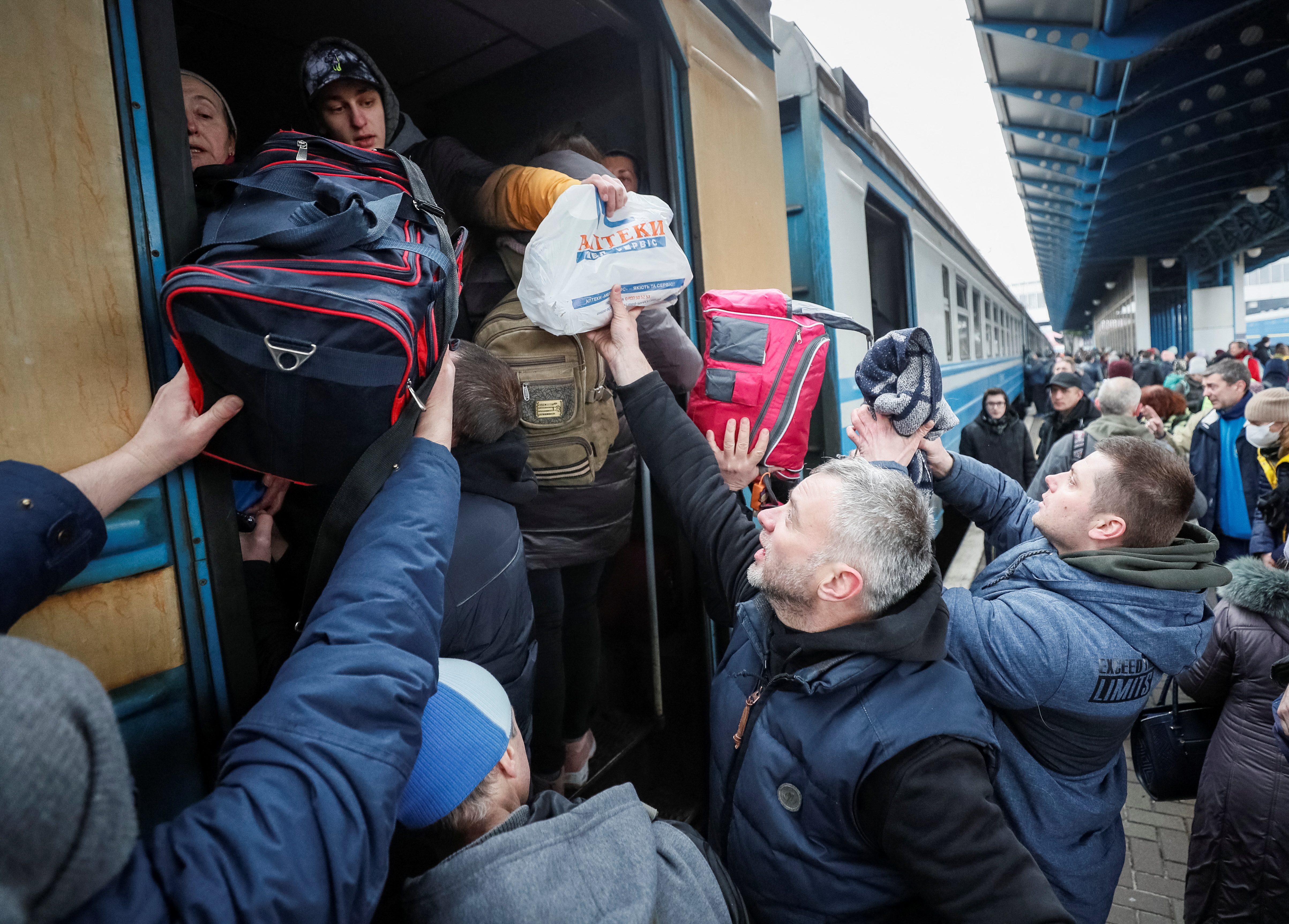 People board an evacuation train at Kyiv central train station in Kyiv Ukrajina Izbeglice