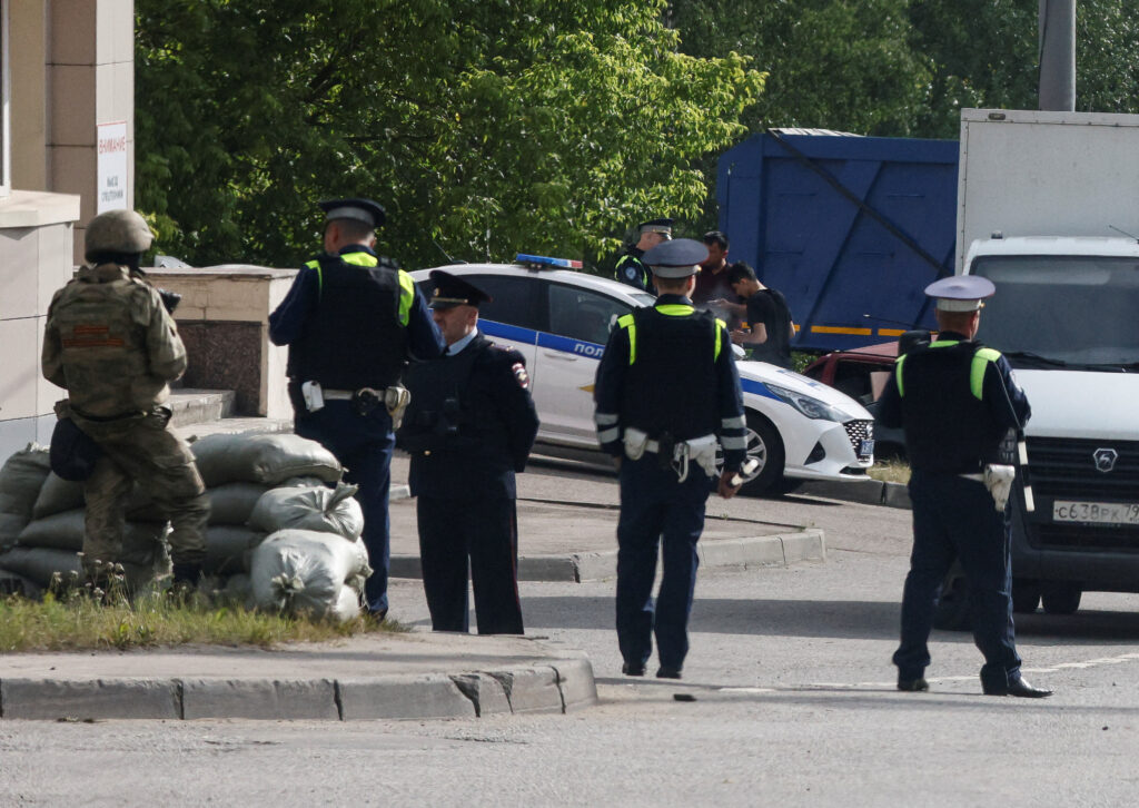 Rusija
Security personnel watch traffic at a checkpoint in Moscow, Russia June 24, 2023.  REUTERS/Stringer