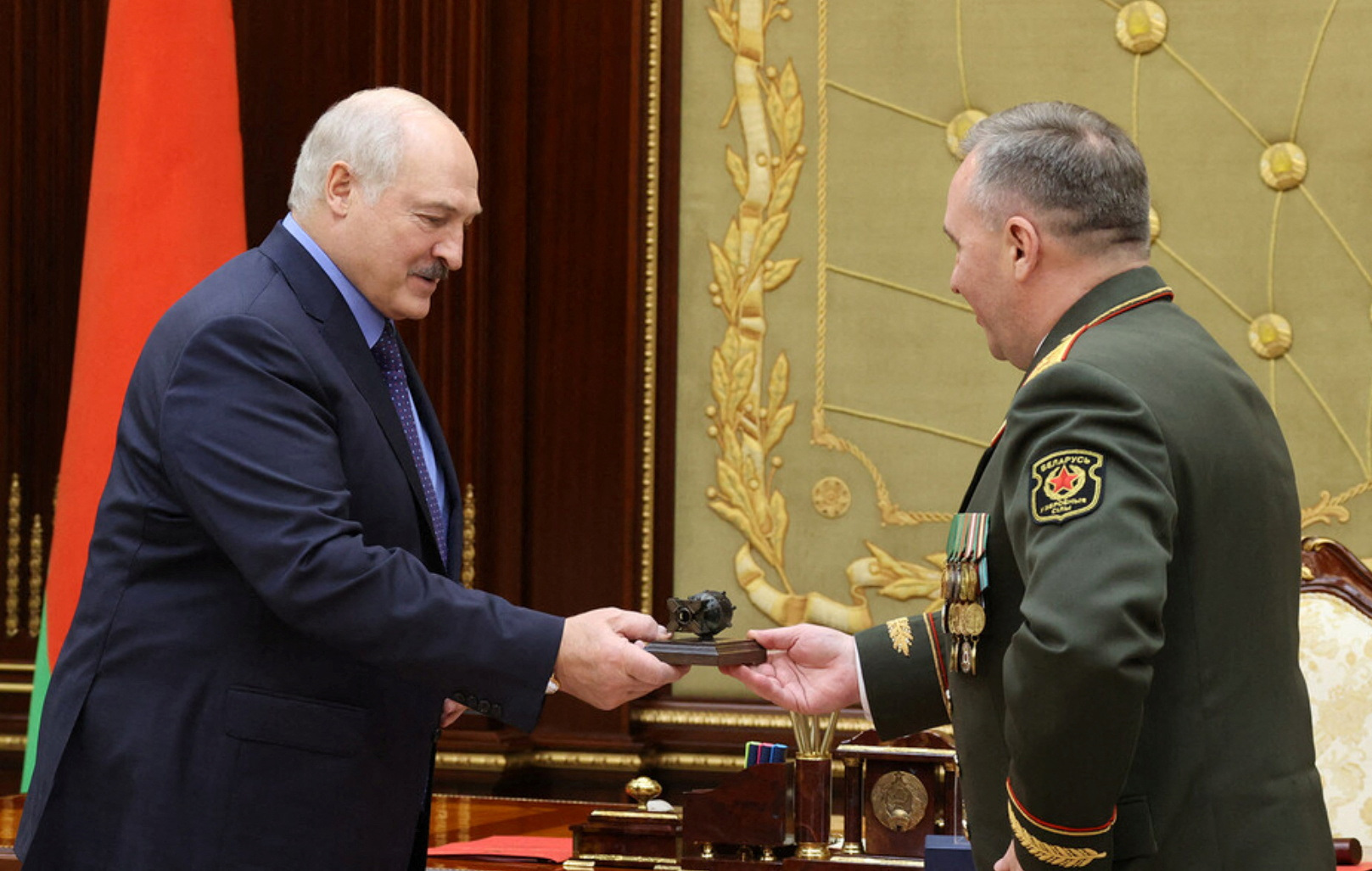 Lukašenko, replika nuklearna bomba, Belarusian President Lukashenko meets Defence Minister Khrenin in Minsk