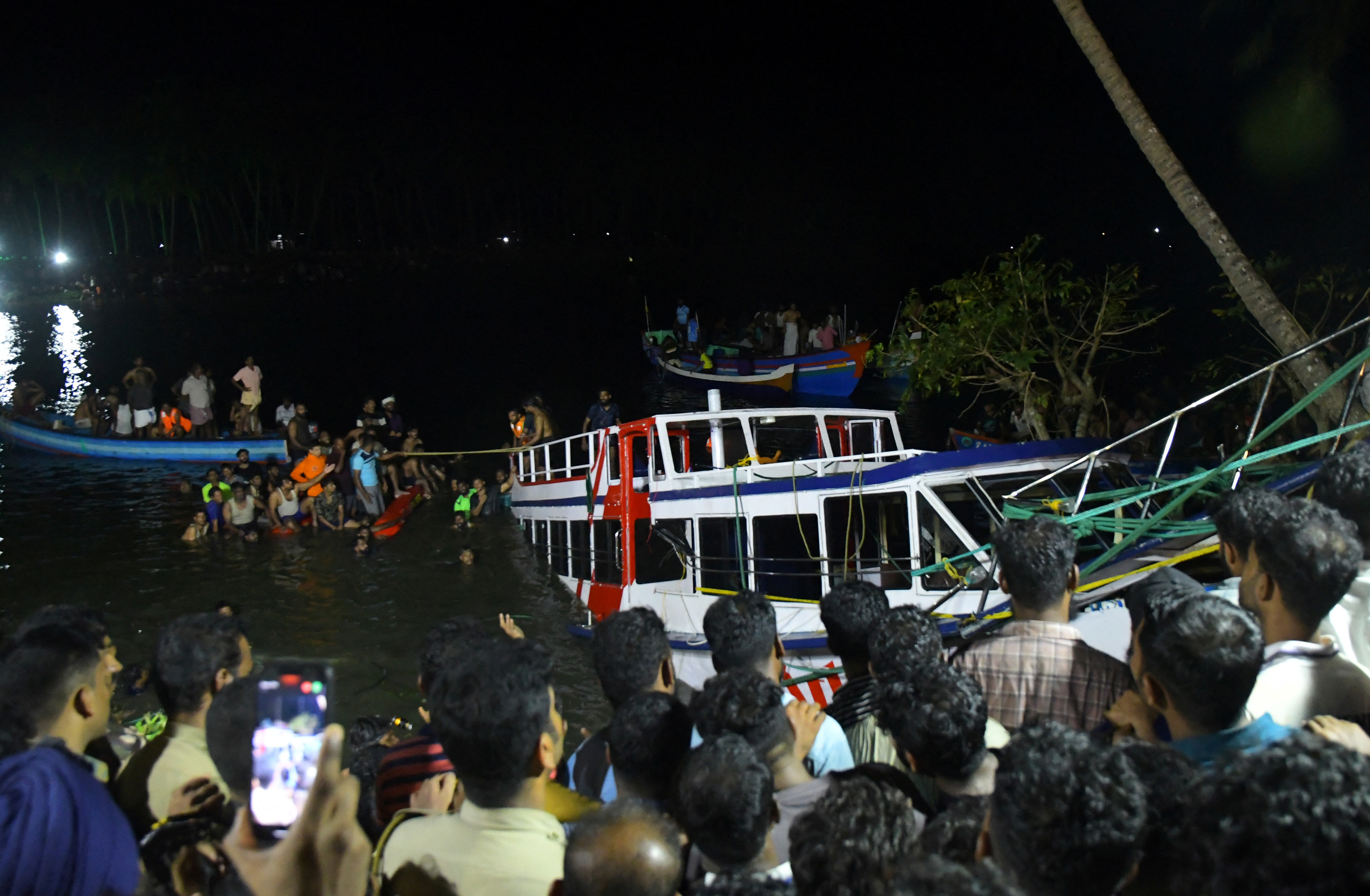 Rescue team members search for survivors after a boat capsized off the coastal town of Tanur in the Malappuram district of the southern state of Kerala, India, May 7, 2023. REUTERS/Stringer NO RESALES. NO ARCHIVES