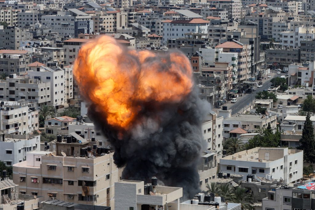 flame and smoke rise during an Israeli air strike, amid Israel-Gaza fighting, in Gaza City August 6, 2022. REUTERS/Mohammed Salem      TPX IMAGES OF THE DAY