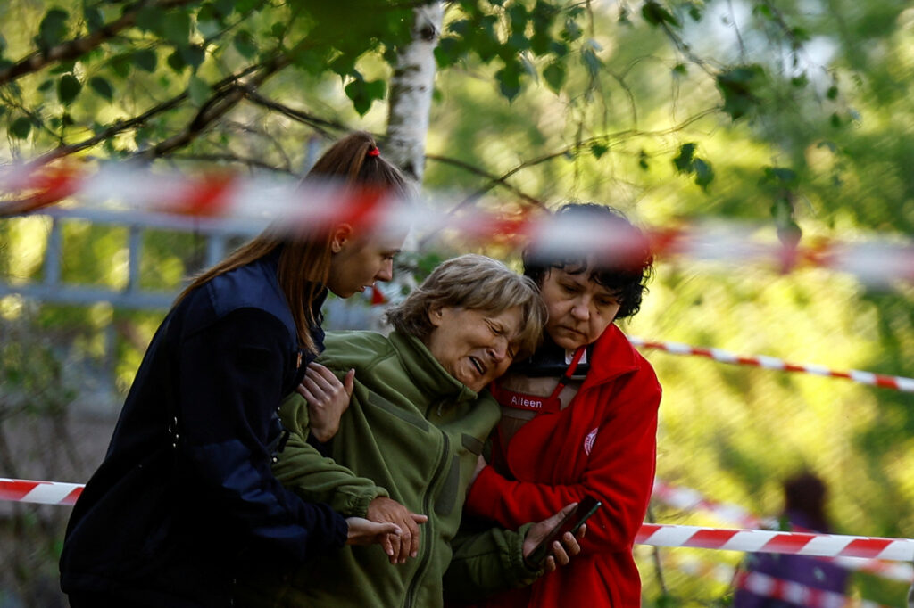 A woman reacts as she looks at the body of her daughter killed during a Russian missile strike, amid Russia's attack on Ukraine, in Kyiv, Ukraine June 1, 2023. REUTERS/Valentyn Ogirenko