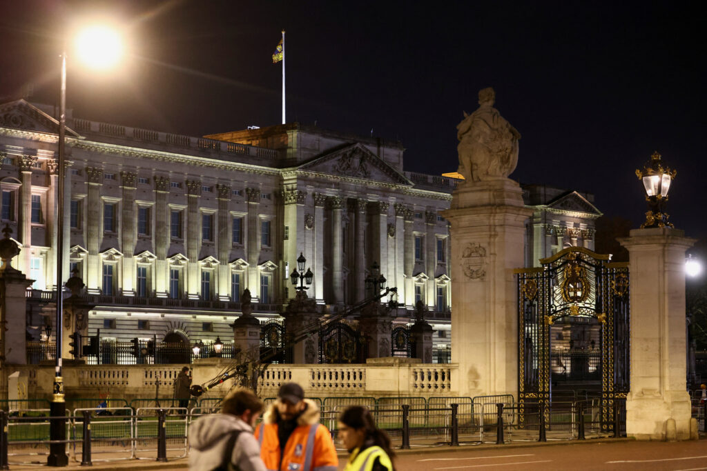 Security forces patrol after British police arrested a man outside Buckingham Palace for throwing what they believe were shotgun cartridges, in London, Britain May 2, 2023. REUTERS/Henry Nicholls