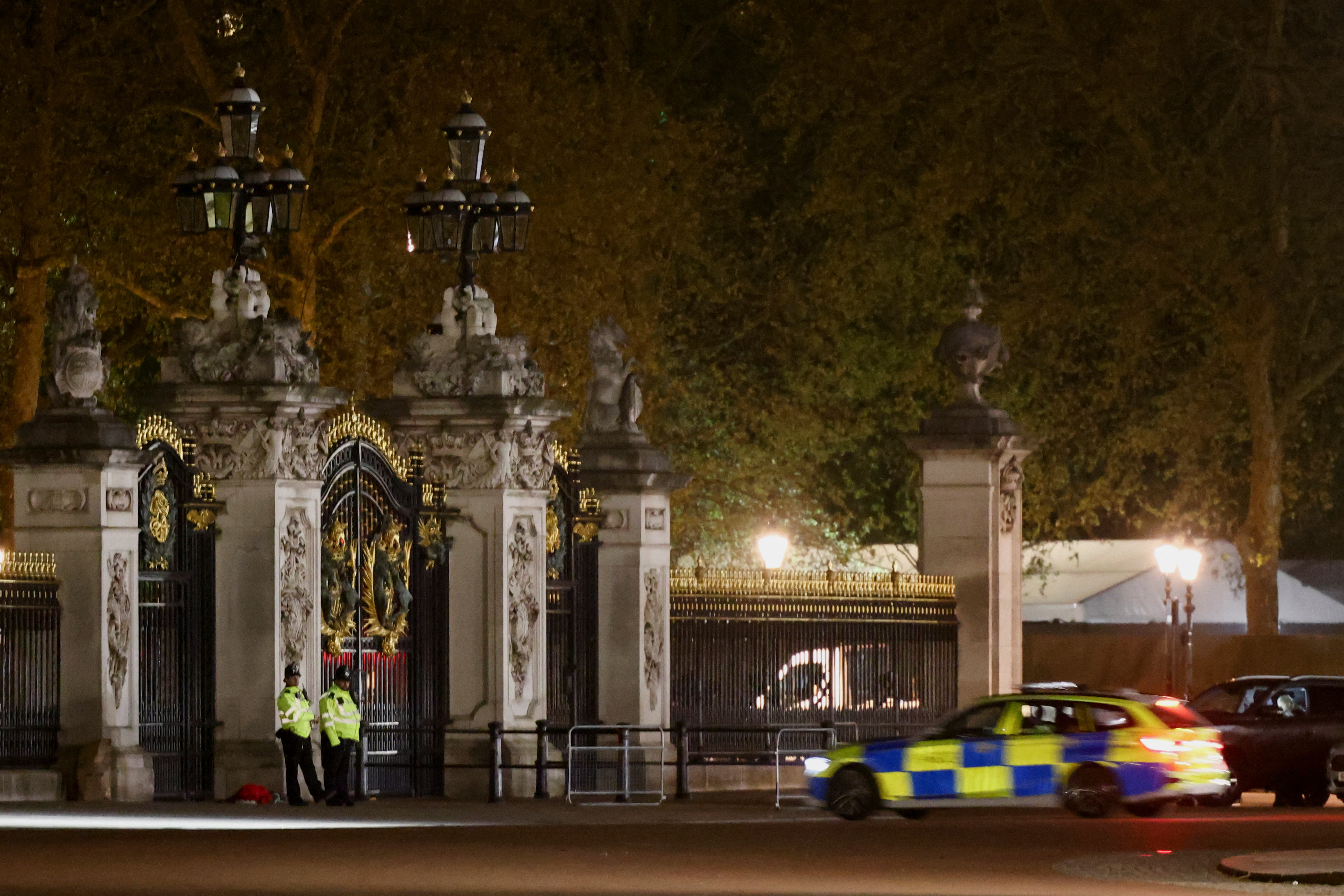 Police members stand guard at the gates of Buckingham Palace after British police arrested a man outside Buckingham Palace for throwing what they believe were shotgun cartridges, in London, Britain May 2, 2023. REUTERS/Henry Nicholls