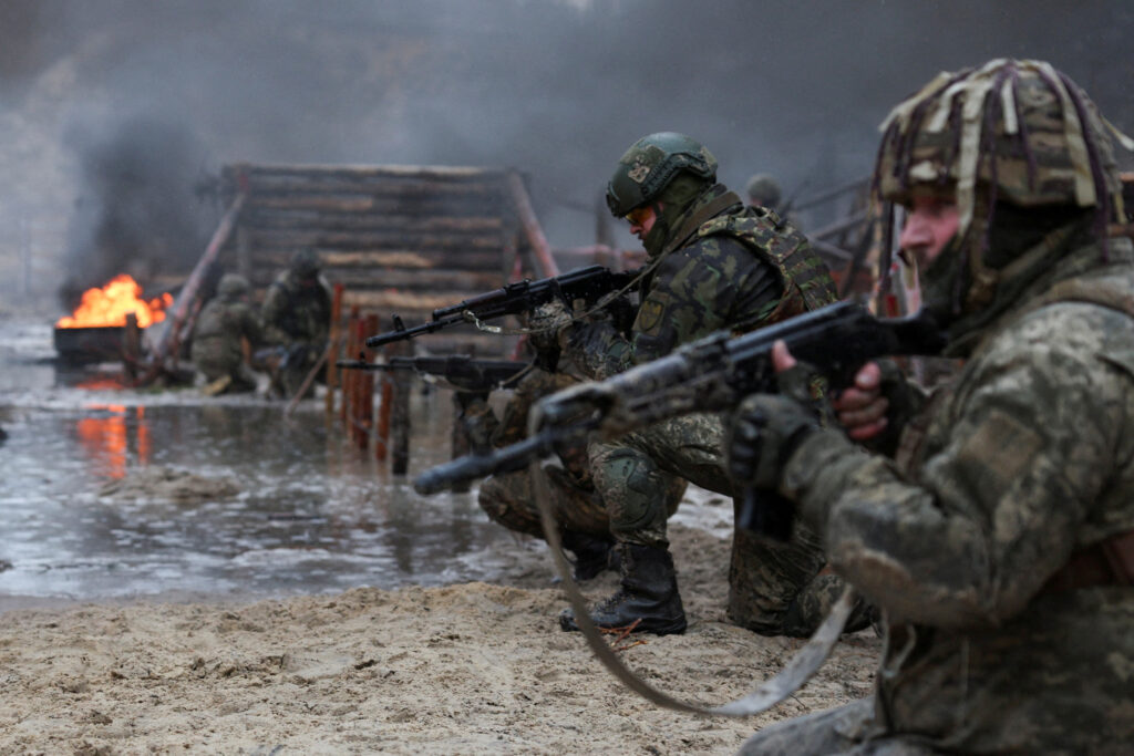 Ukrainian soldiers from various brigades take part in a military drill on psychological combat training at an undisclosed location close to the border with Belarus, in Ukraine March 11, 2023. REUTERS/Violeta Santos Moura     TPX IMAGES OF THE DAY