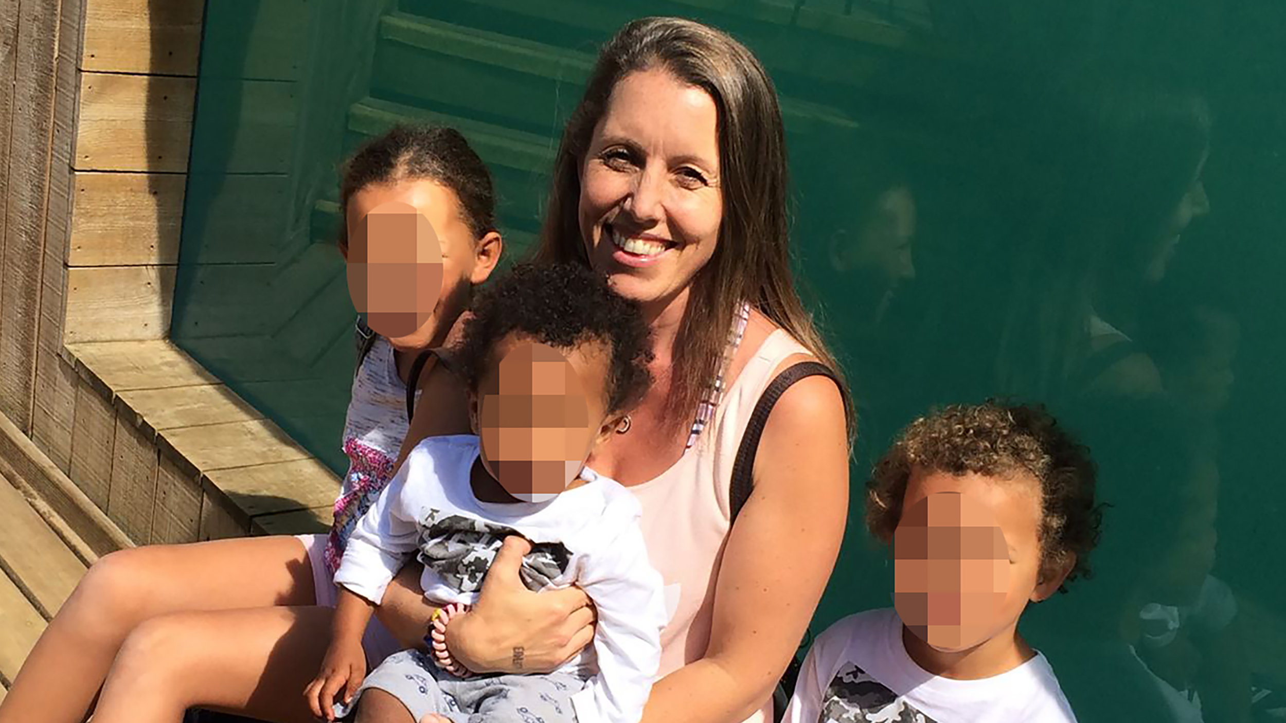 Kara Alexander, 45, is accused of killing Marley Thomas, five, and two-year-old Elijah Thomas in Dagenham, East London.
preuzeto sa
https://www.facebook.com/kara.alexander.94/photos