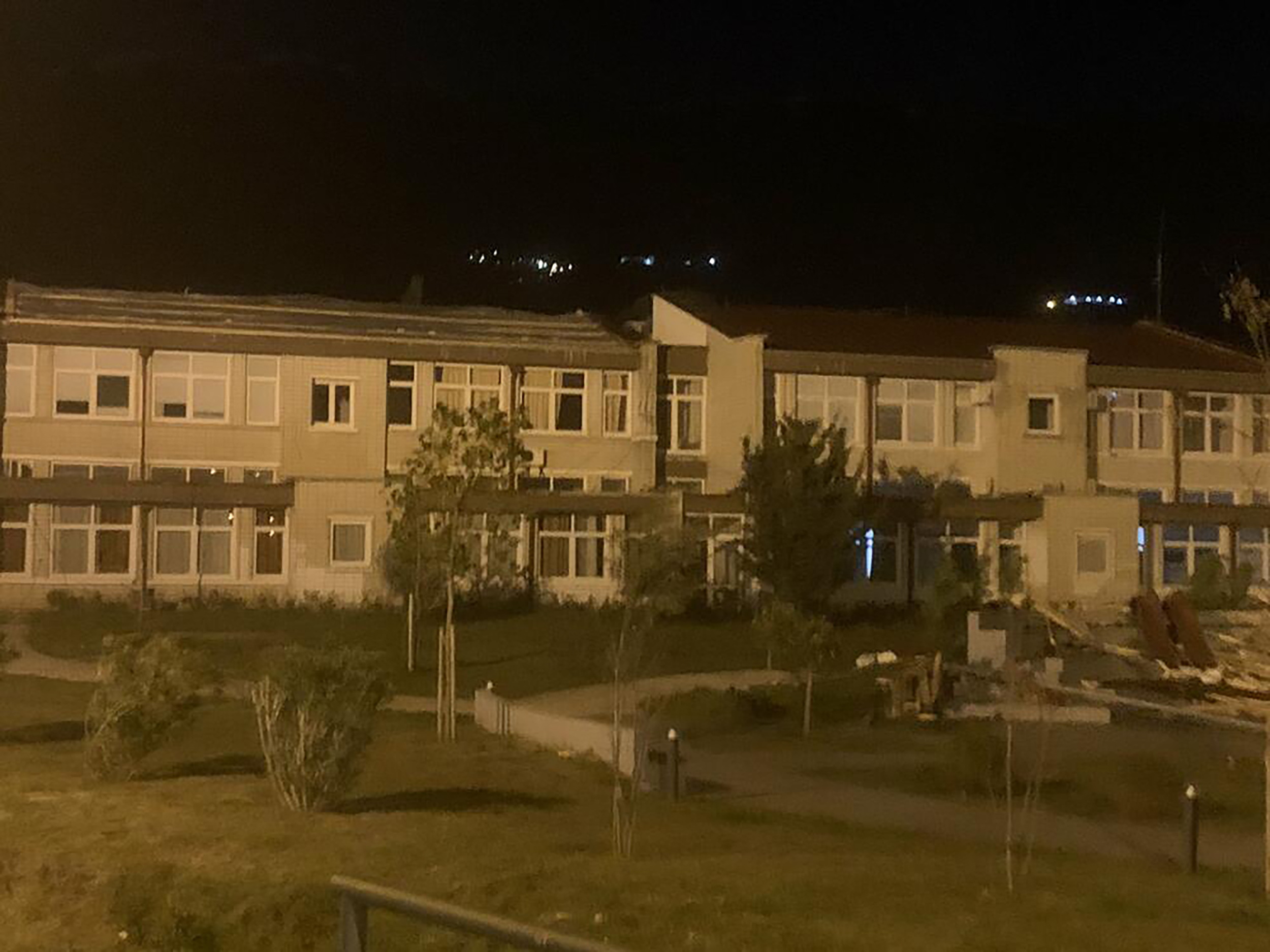 Budva: Vjetar uništio krov na SMŠ "Danilo Kiš", prevrnuo kamion, lomio stabla...
