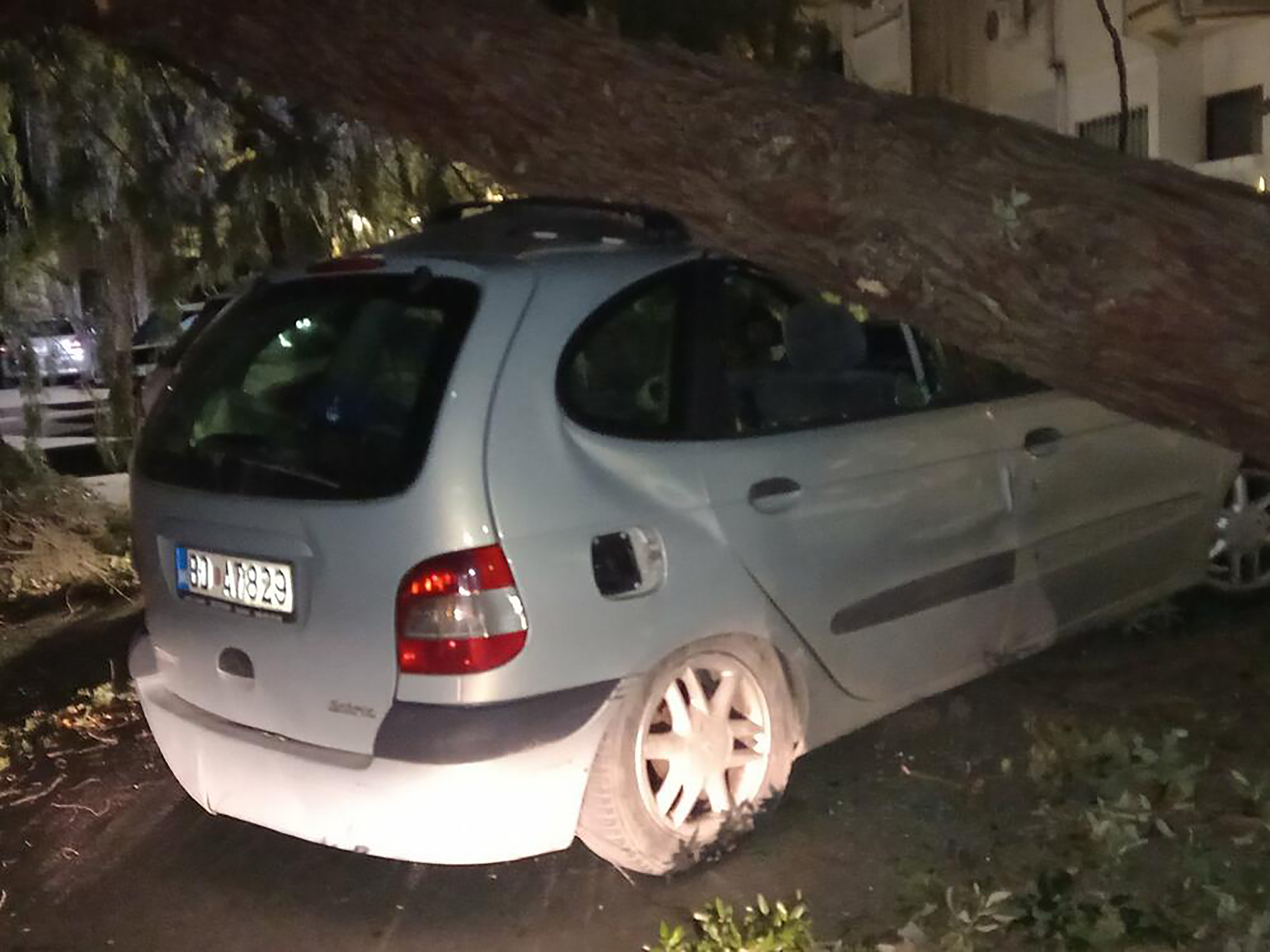 Budva: Vjetar uništio krov automobila unisten