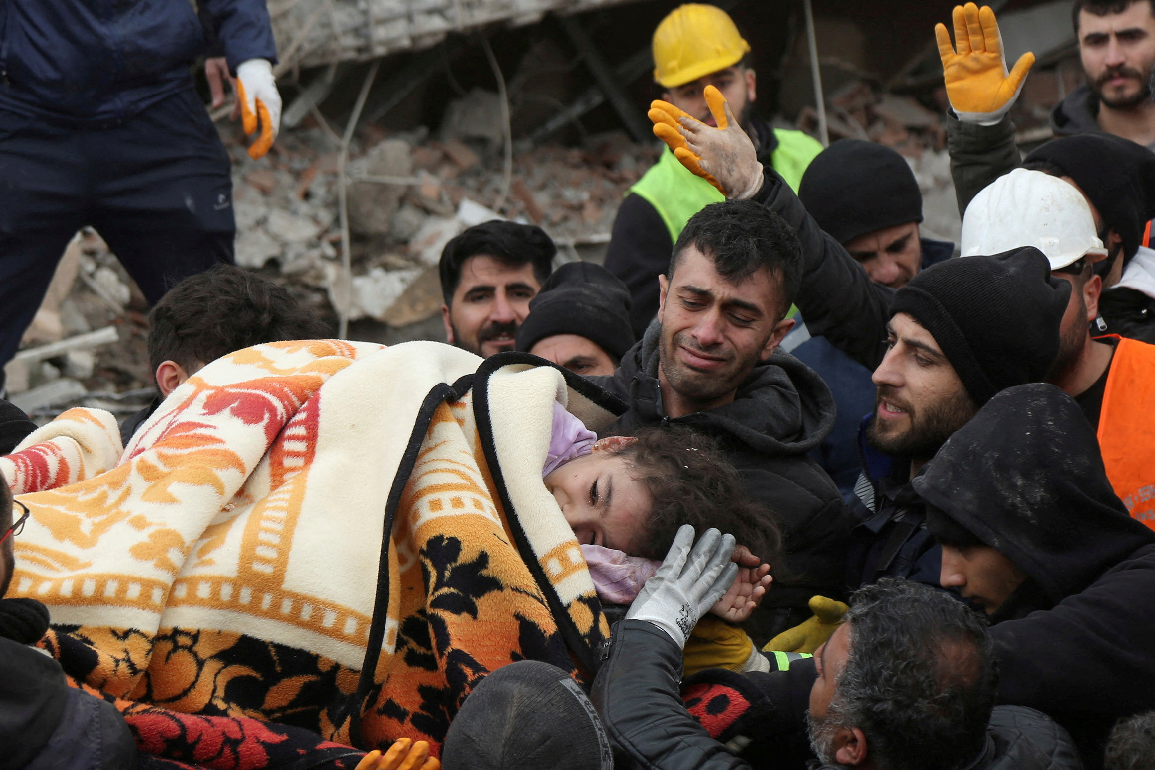 Rescuers carry out a girl from a collapsed building following an earthquake in Diyarbakir, Turkey February 6, 2023. REUTERS/Sertac Kayar     TPX IMAGES OF THE DAY