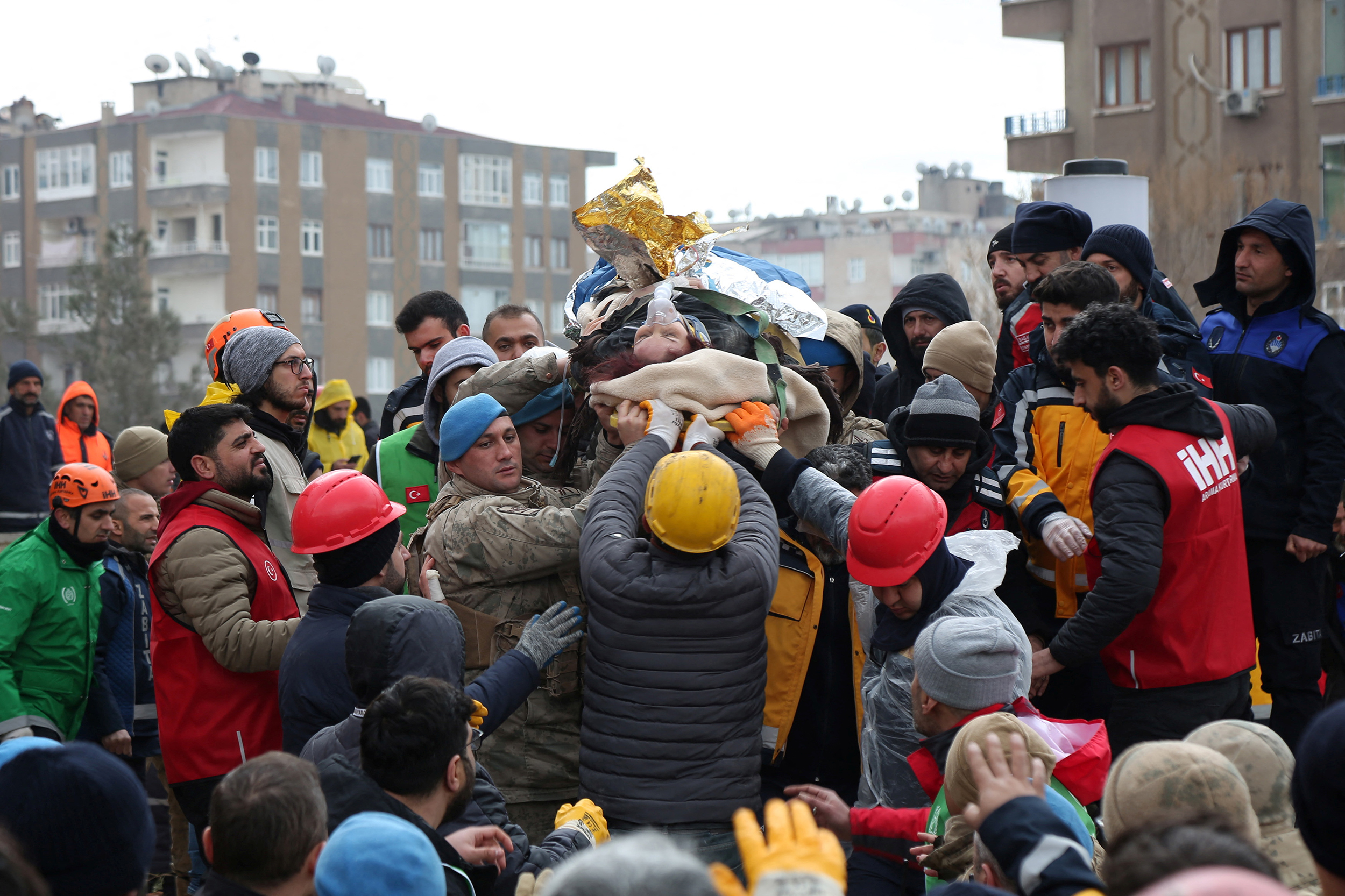 Zeynep Atesogullari is carried out by rescuers from the site of a damaged building, following an earthquake in Diyarbakir, Turkey February 7, 2023. REUTERS/Sertac Kayar