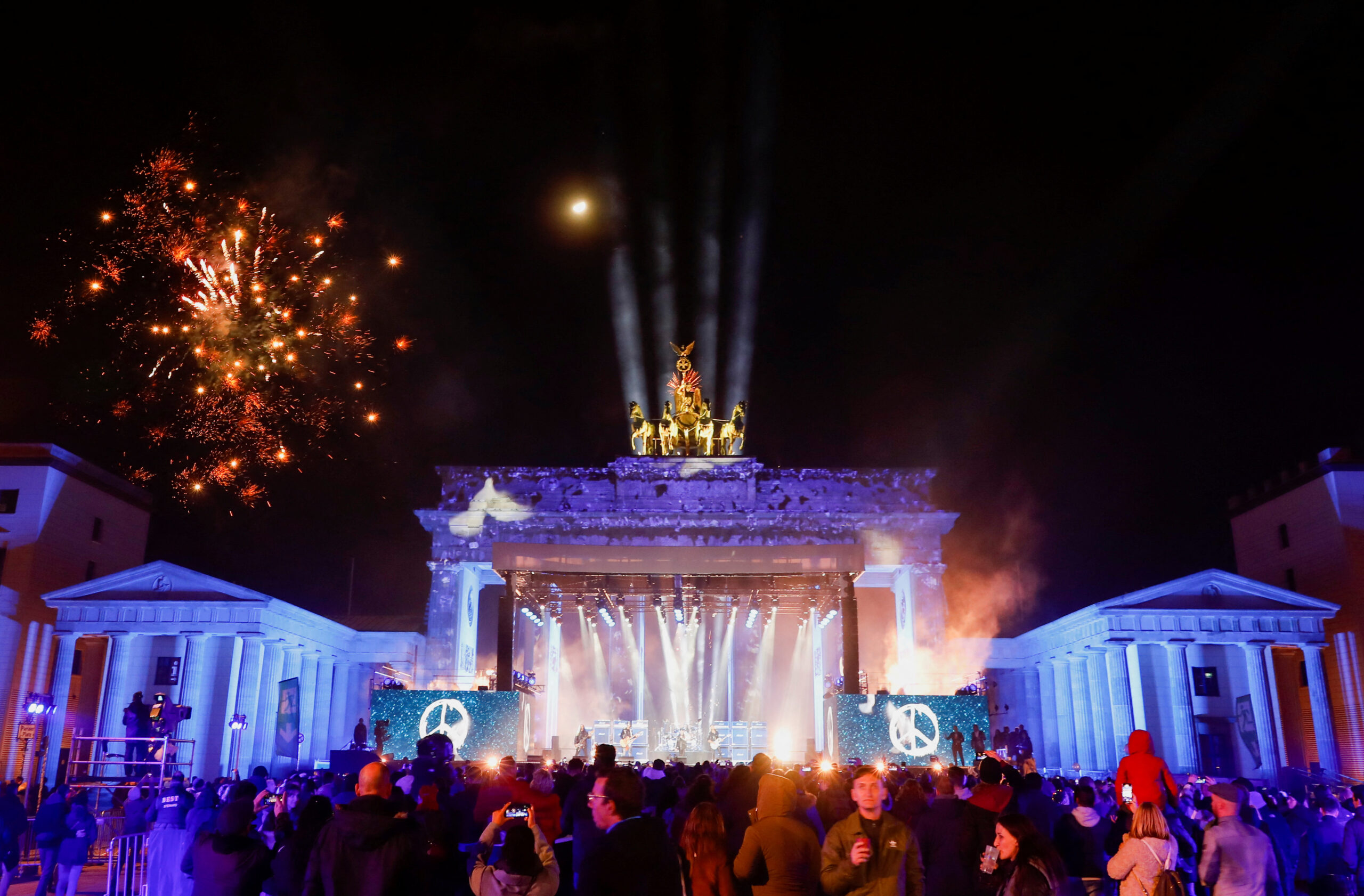Fireworks explode behind the Brandenburg Gate ahead of the New Year, in Berlin, Germany, December 31, 2022. REUTERS/Michele Tantussi