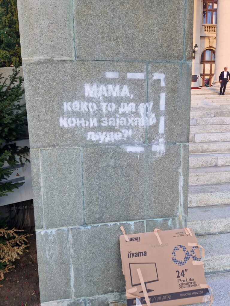 Andrej Josifovski Pijanista, arhitekta i umetnik uhapšen je ispred Skupštine Srbije nakon što je sneg sprejom na ulazu zgrade napisao "Mama, kako to da su konji zajahali ljude?"