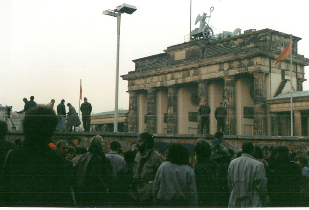 1699260729-The-fall-of-the-Berlin-Wall-November-1989-by-Gavin-Stewart-4-1024x696.jpg