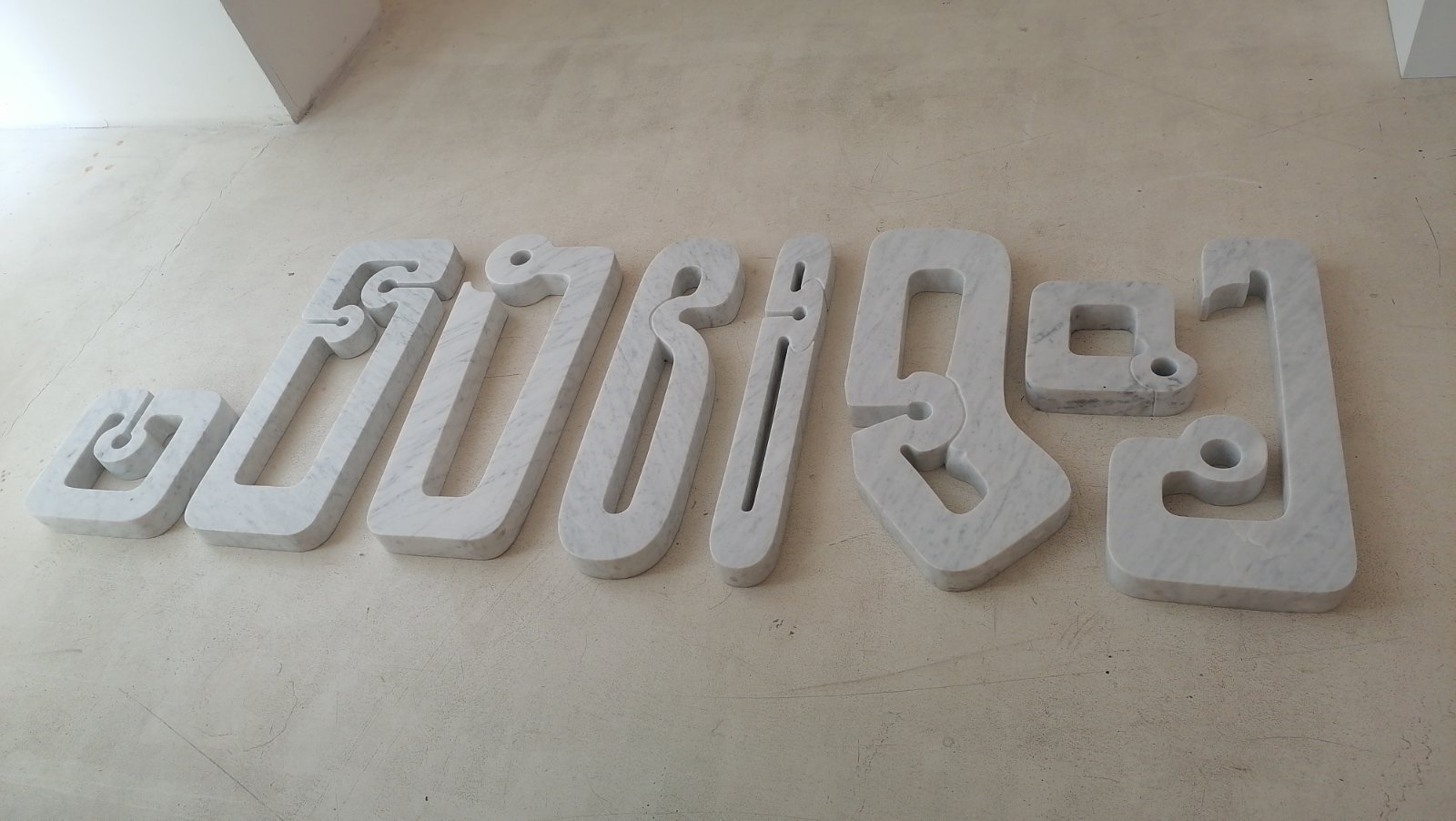 Ivan Jeremić, Kompozicija, 2013. Beli mermer (karara), 5 x 187 x 62 cm