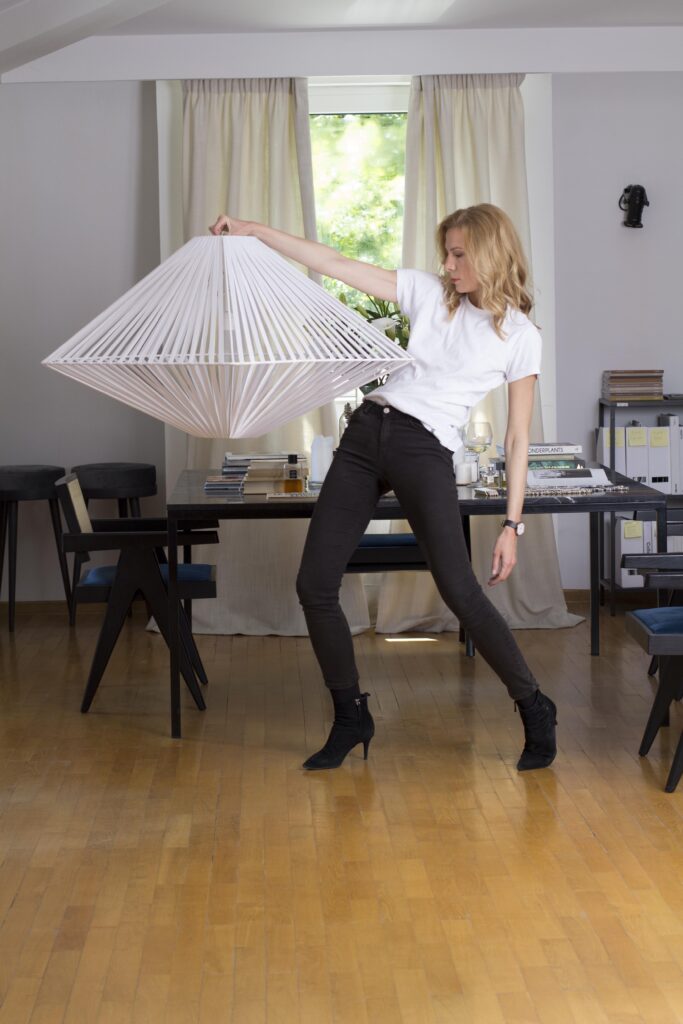 Ksenija Đorđević je arhitekta, dizajner enterijera iz Beograda i osnivač studija KDA.
Ksenija djordjevic