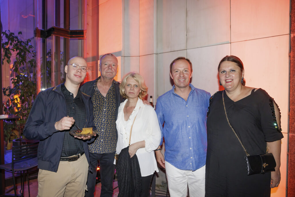 druženej nakon predstave Ko to tamo peva u LJubljani