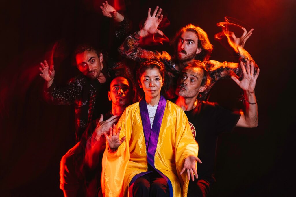 Claviers : Antoine Arnera
Guitare : Boris Cassone
Basse électro acoustique : Ben Lecomte
Batterie &amp; percussions : Guilhem Meier
Chant &amp; Satsuma Biwa : Junko Ueda
Son : Adrian Bourget &amp; Judicael Brun