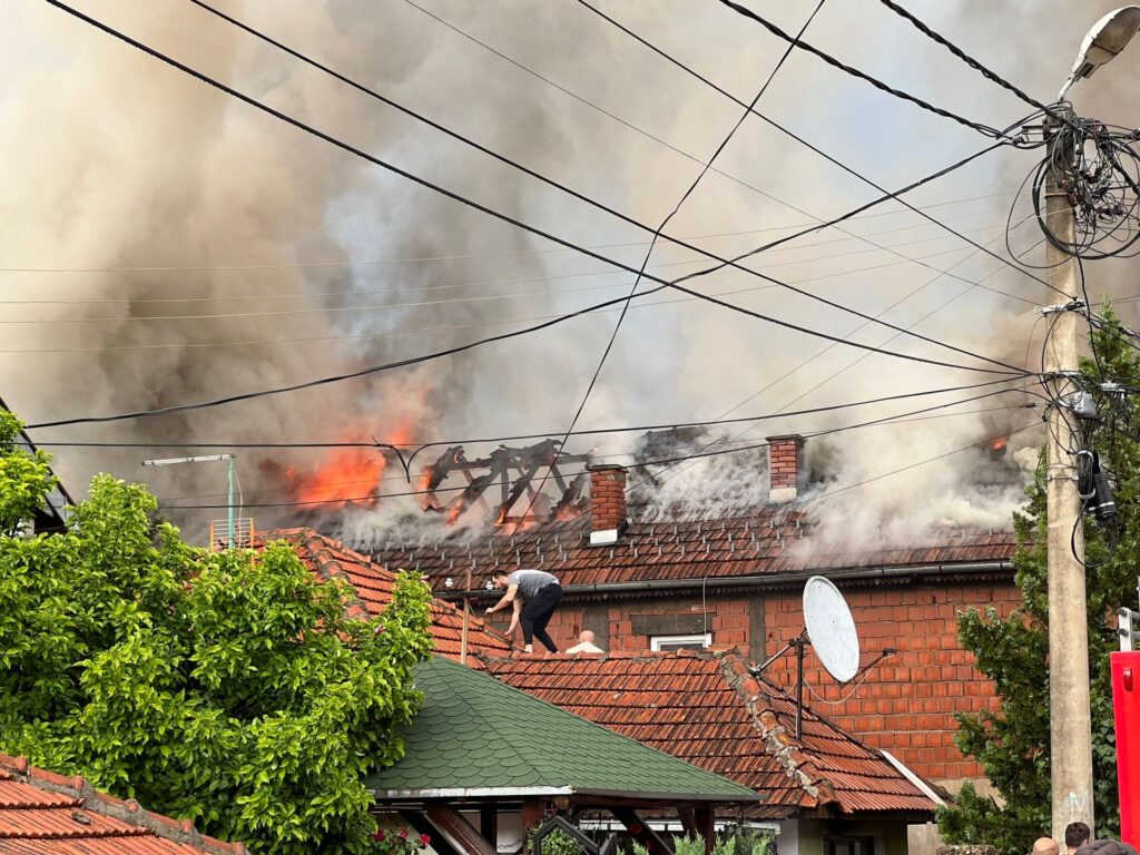 Novi Pazar 08.06.2023. Veliki požar u Novom Pazaru, usled udara groma došlo do požara, vatrogasci Foto: Irfan Ličina/Nova.rs
