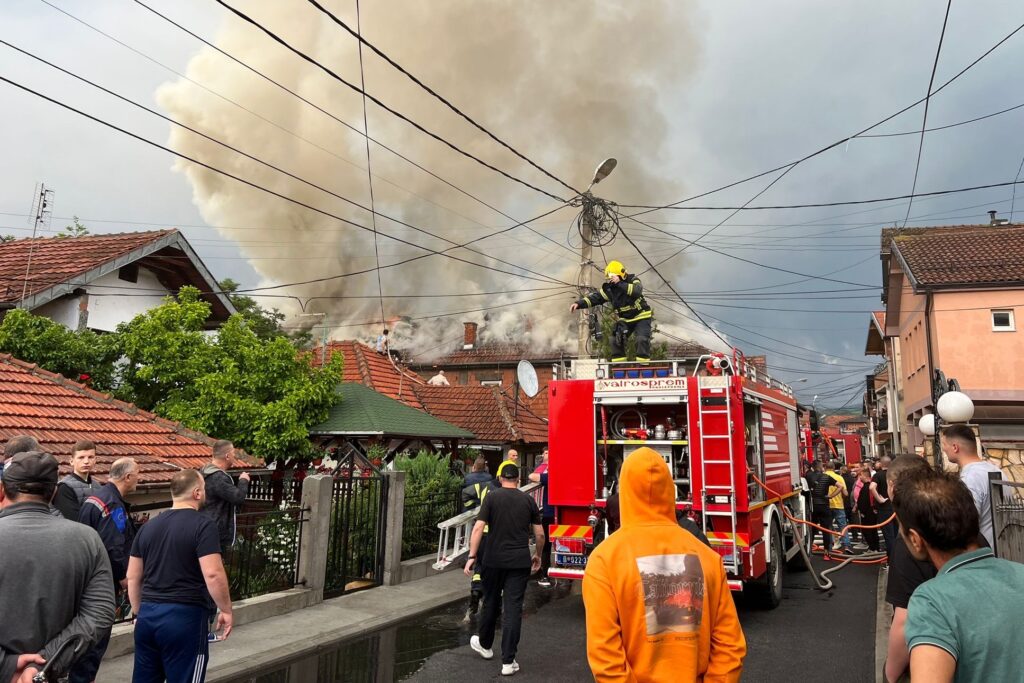 Novi Pazar 08.06.2023. Veliki požar u Novom Pazaru, usled udara groma došlo do požara, vatrogasci Foto: Irfan Ličina/Nova.rs