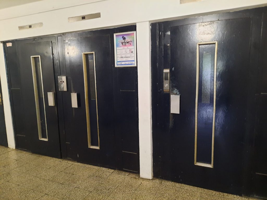 Beograd 13.07.2022. Zemun, zgrada, lift Foto: Privatna arhiva