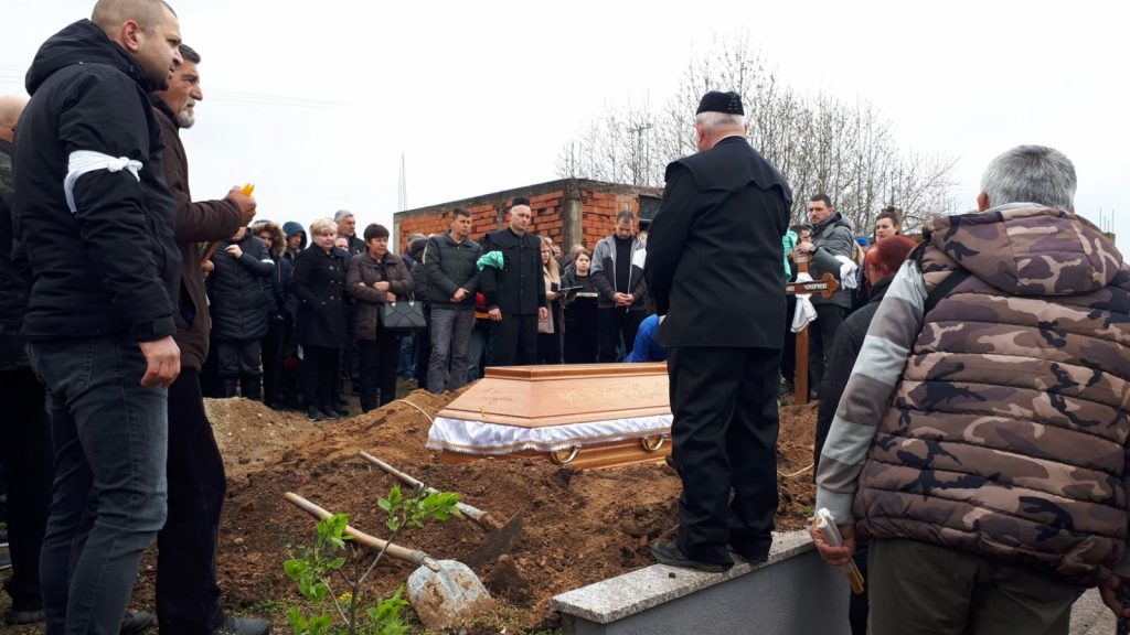 sahrana rudari branko  Na seoskom groblju u Bobovištu kraj Aleksinca danas je sahranjen Branko Čokorilo, jedan od osmorice rudara nastradalih u nesreći u rudniku "Soko"