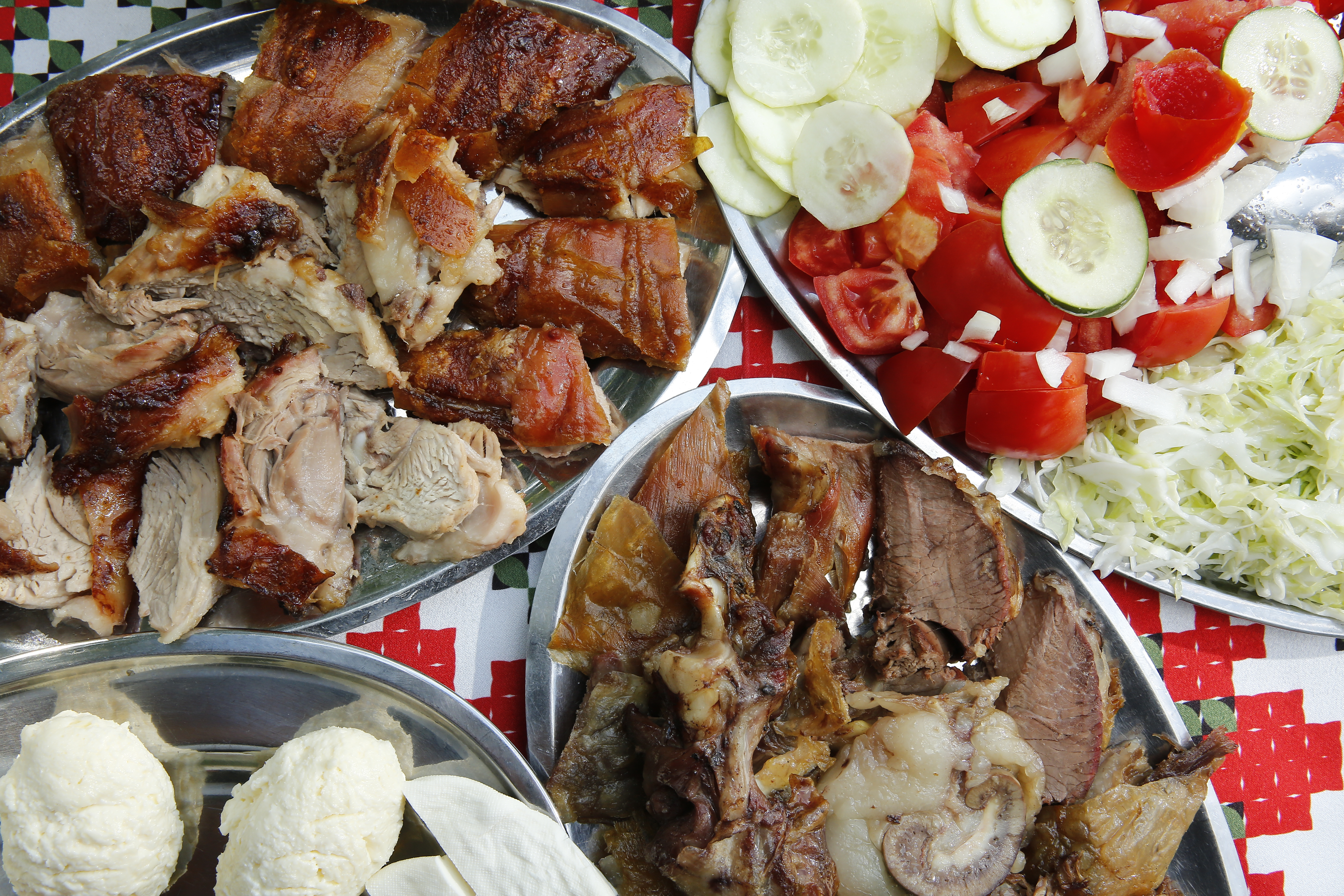Beograd, Sopot 19.07.2019. Prasece pecenje, jagnjece pecenje, meso, pecenje. Restoran, Kafana Kod Tome i Nade, Kosmaj, reportaza RAS foto Zoran Loncarevic
