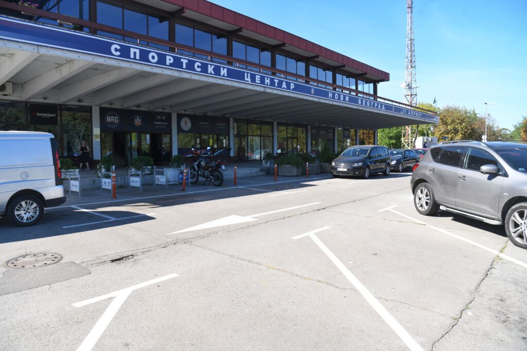 Beograd 20. septembar 2023. Sportski centar Novi Beograd 11. april. zgrada, parking Foto:Filip Krainčanić/Nova.rs