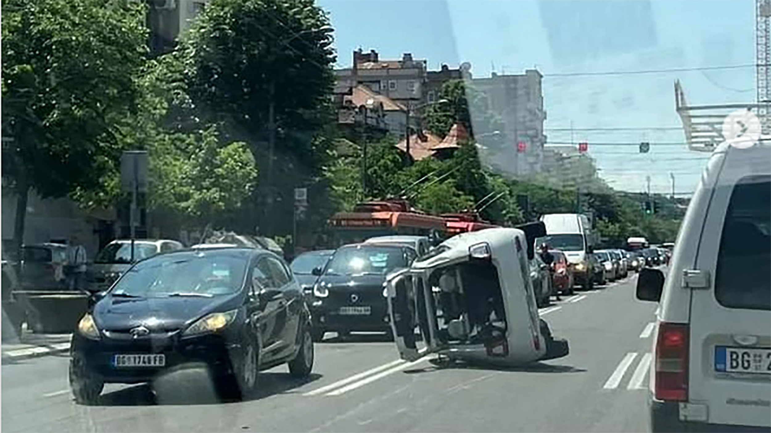 Screenshot 2023-05-23 at 13-00-01 192.RS on Instagram Prevrnut automobil u Kneza Miloša copy