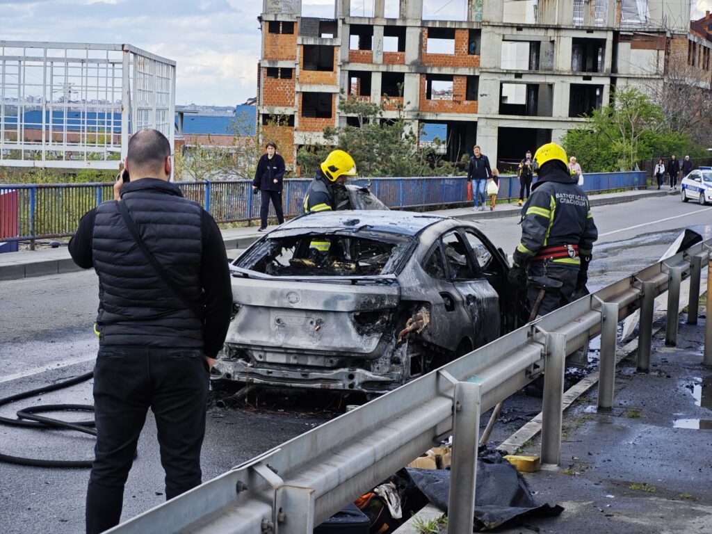 Izgoreo BMW u požeškoj