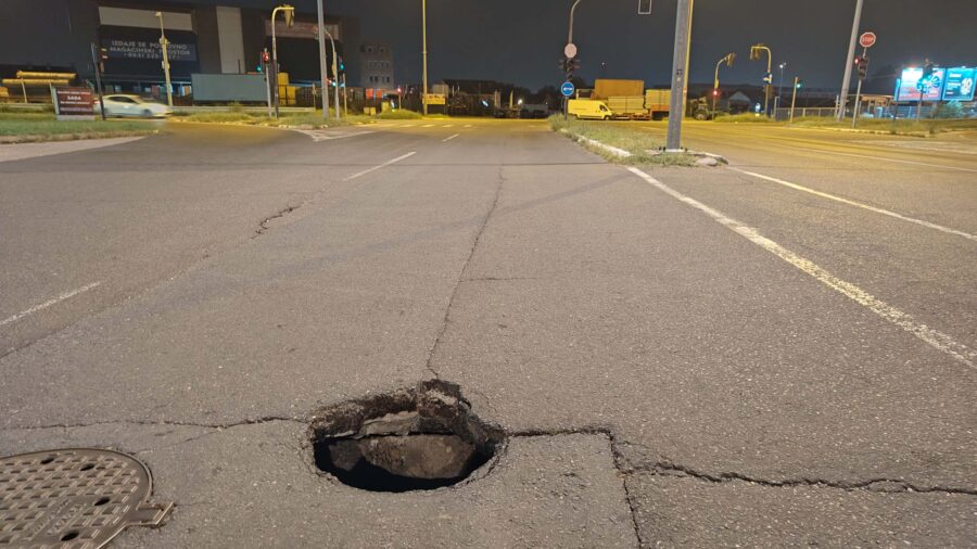 Nasred prometne ulice rupa duboka skoro metar, ali nema ko da je zakrpi