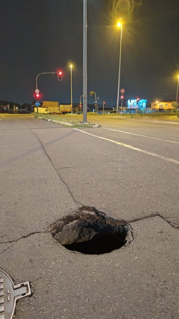 Nasred prometne ulice rupa duboka skoro metar, ali nema ko da je zakrpi