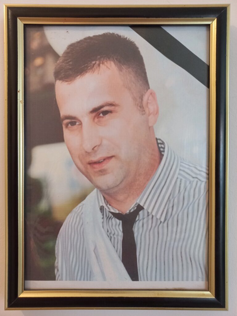 Brat Aleksandar, poginuli. Vladimir Milošević iz Mojsinja, sela koje se nalazi u blizini Čačka. U maju se navršava dve godine od kada sam izgubio brata Aleksandra (37) i majku Milicu, a ja, otac i naša familija je neutešna