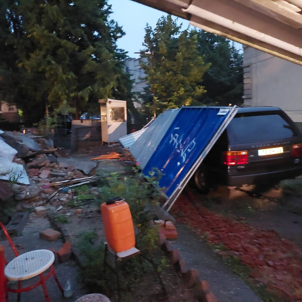 Gospodara Vučića, Beograd, nevreme, pala ograda na automobile