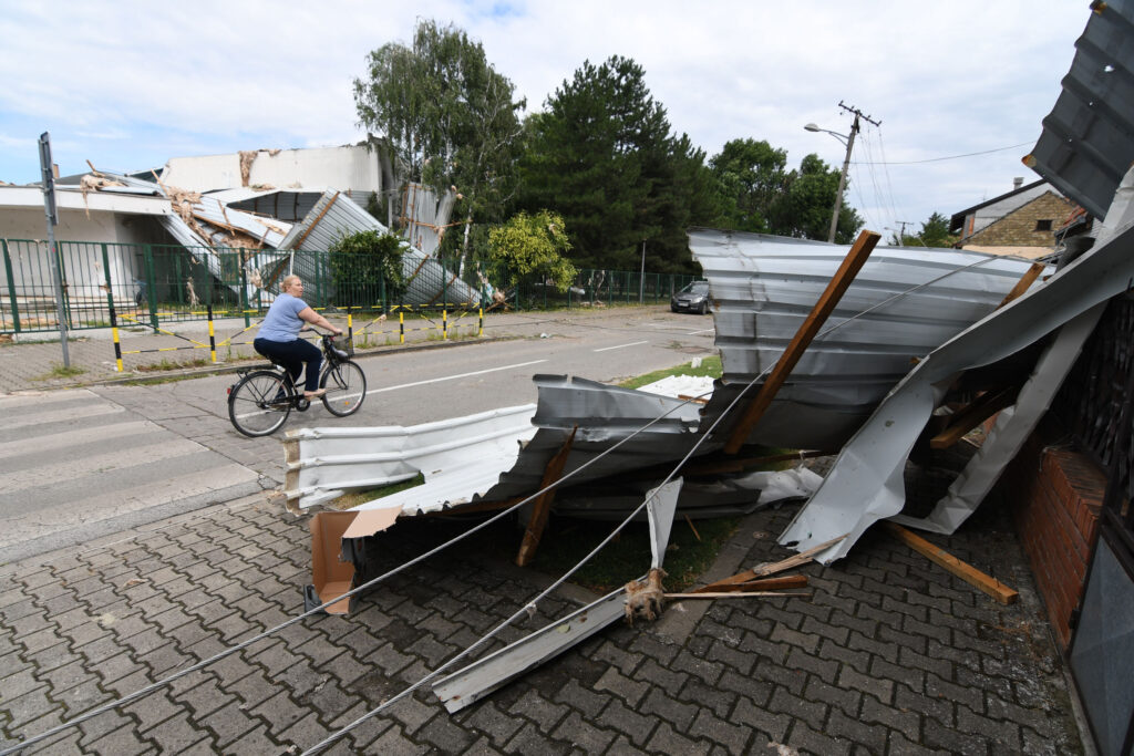 Novi Sad 20. jul 2023. Posledice supercelijske oluje koja je sinoc pogodila Srbiju, posledice nevremena u Novom Sadu Foto:Nenad Mihajlović/Nova.rs
