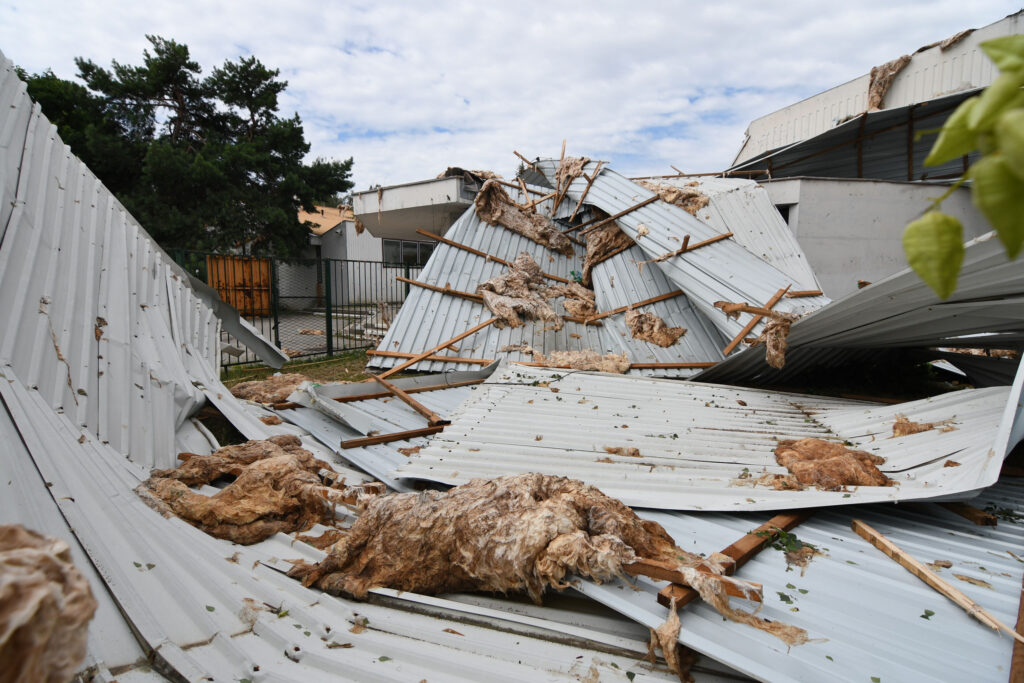 1689845480-Novi-Sad_posledice-nevremena-srusen-krov-skola-Jozef-Atila-foto-Nenad-Mihajlovic_4004-1024x683.jpg