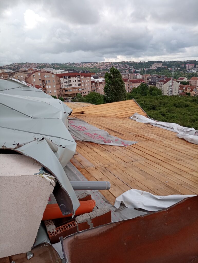 Voždovac, krov, nevreme, odvalio se krov Foto: Privatna arhiva