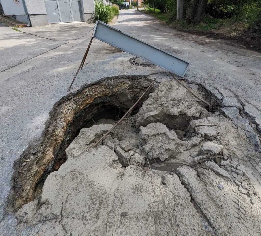 Voždova, rupa u betonu, rupa u asfaltu, svakim danom sve veća Foto: N1