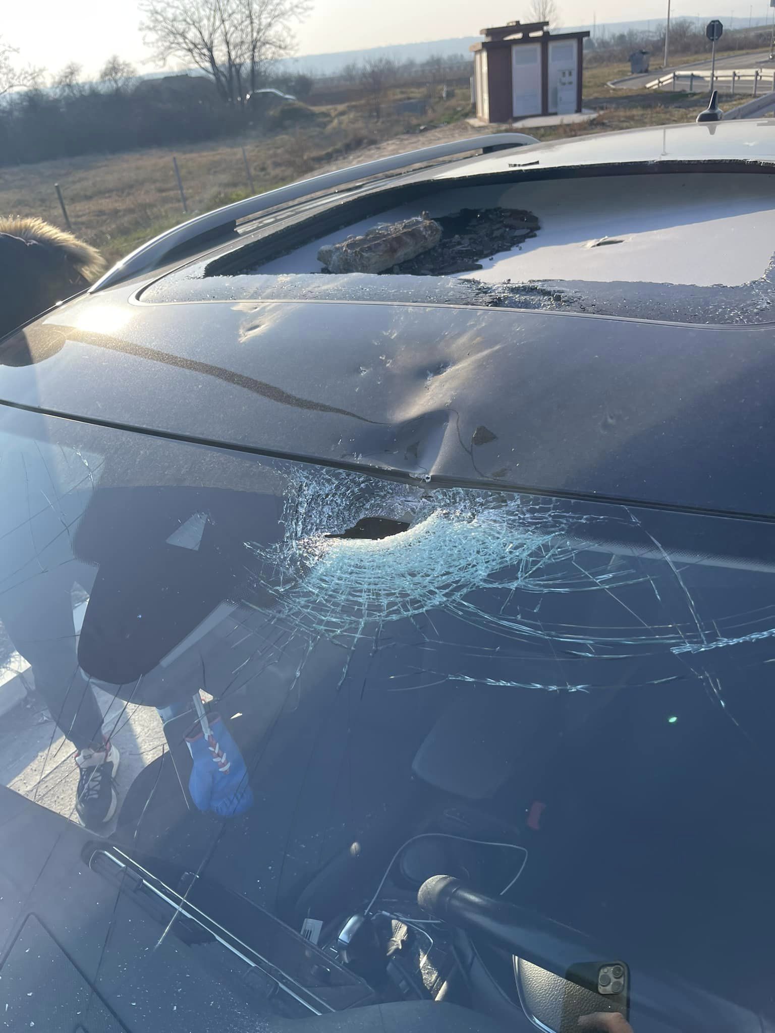 komad betona. Danas oko 15h ispod mosta na Trupalskoj petlji ka Niš-jugu, autoput, beton pao na automobil