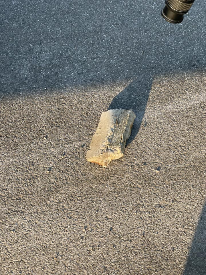 komad betona. Danas oko 15h ispod mosta na Trupalskoj petlji ka Niš-jugu, autoput, beton pao na automobil