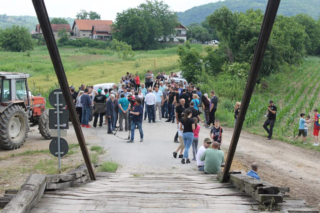 Meštani Vojske kod Svilajnca protestovali ispred starog visećeg mosta na Moravi