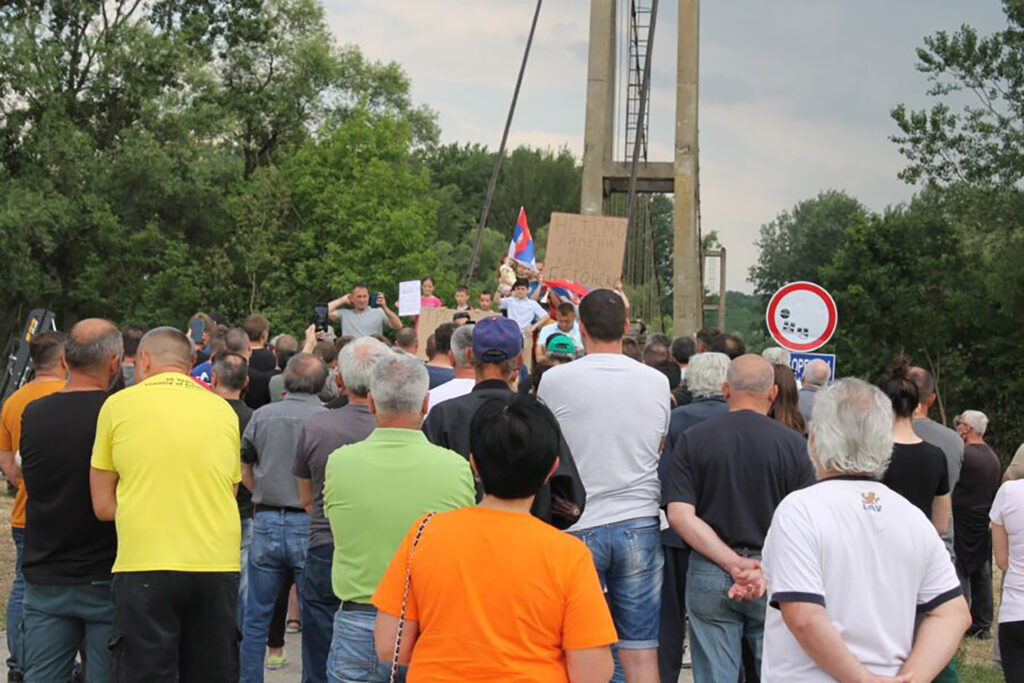 Meštani Vojske kod Svilajnca protestovali ispred starog visećeg mosta na Moravi